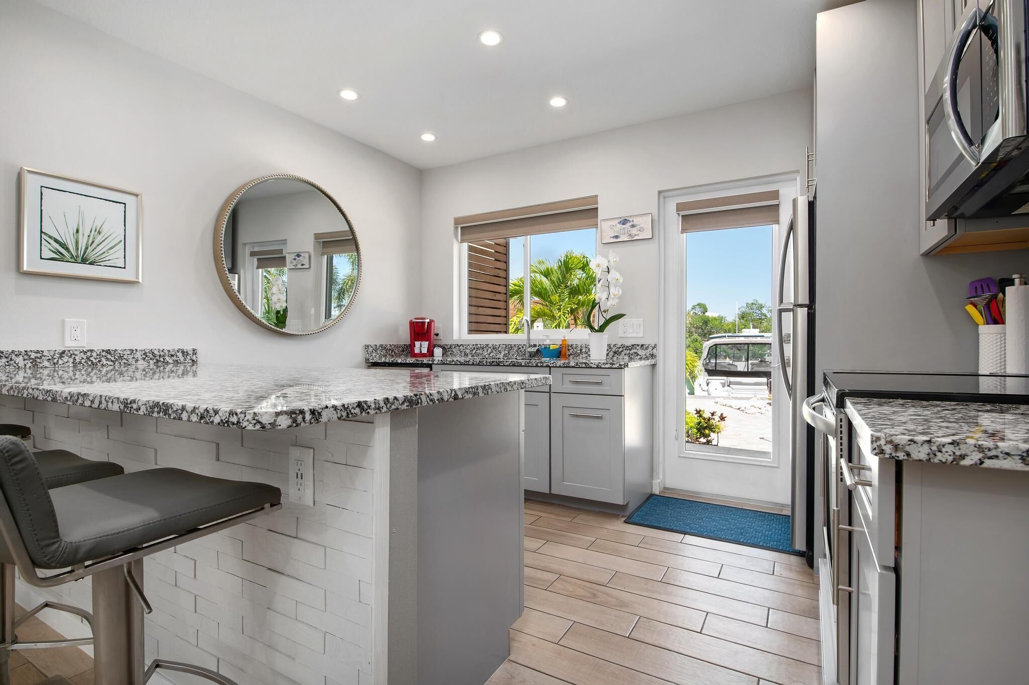 Réfrigérateur, micro-ondes, four, plaque de cuisson