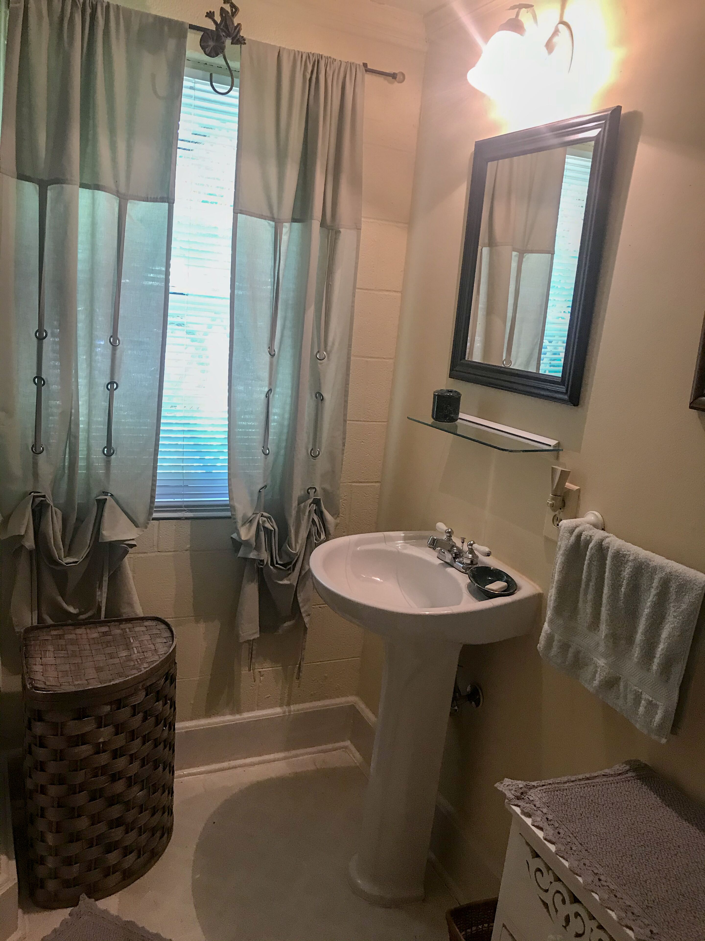 Douche, sèche-cheveux, serviettes fournies, savon