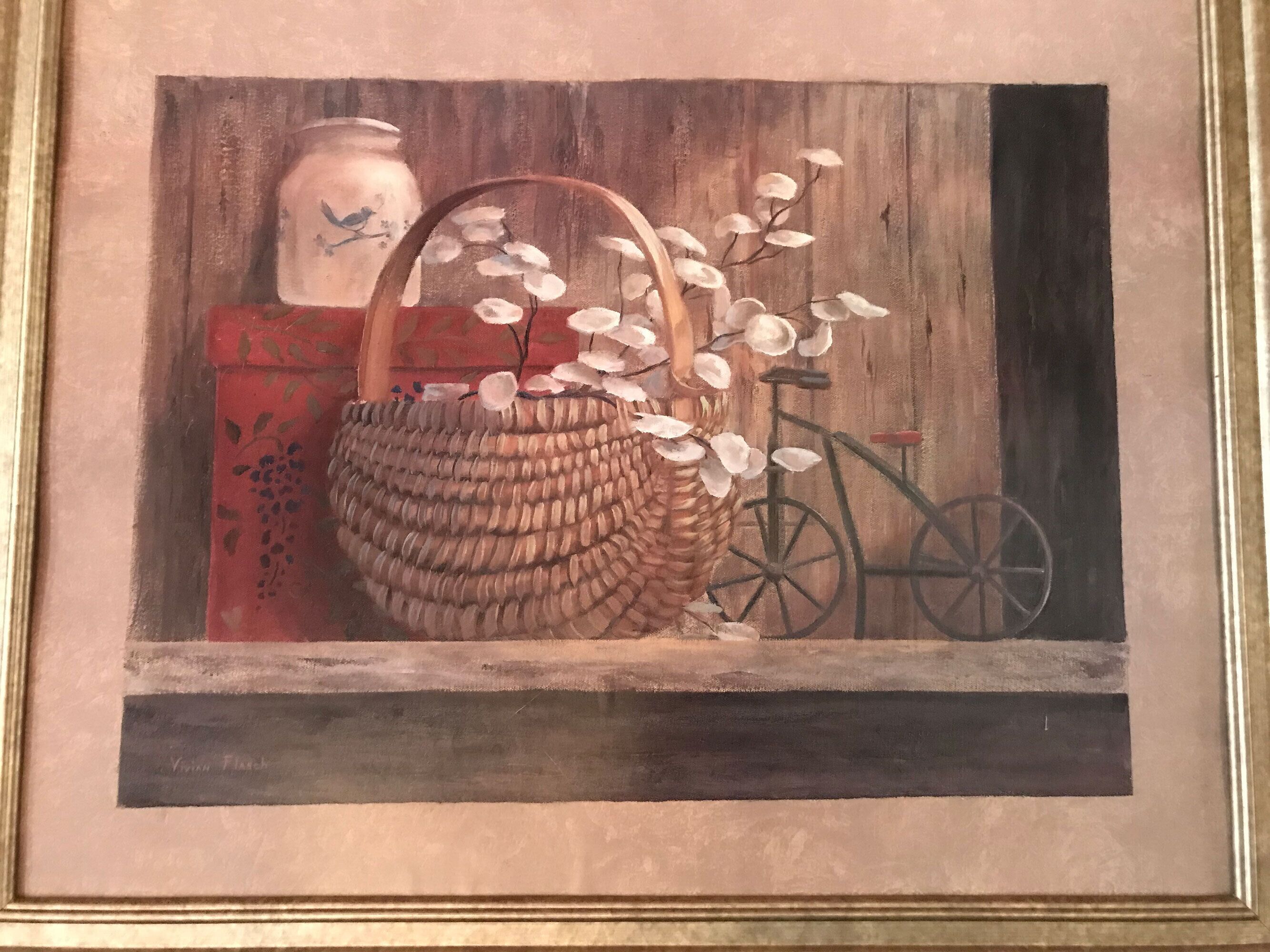 Ein gerahmtes Gemälde, das einen Korbkorb mit weißen Blumen, eine rote Vase mit einem Vogel und ein Fahrrad zeigt.
