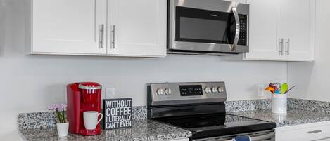 Kjøleskap, mikrobølgeovn, ovn og kokeplater