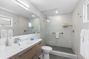 Regndusch, hårtork och handdukar