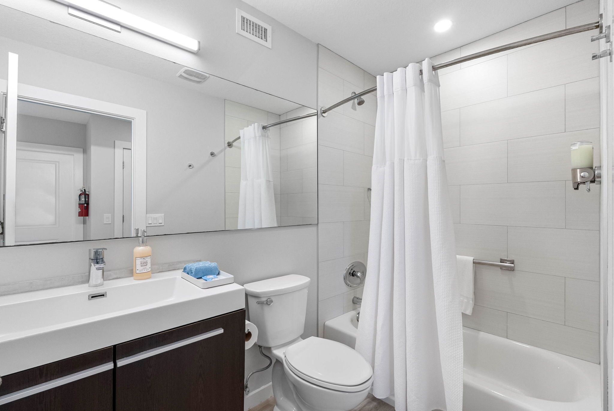 Een haardroger, handdoeken