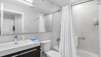 Een haardroger, handdoeken