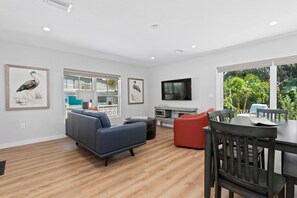 Een televisie en boeken