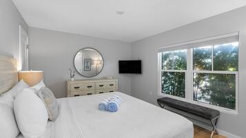 2 slaapkamers, een strijkplank/strijkijzer, internet, beddengoed