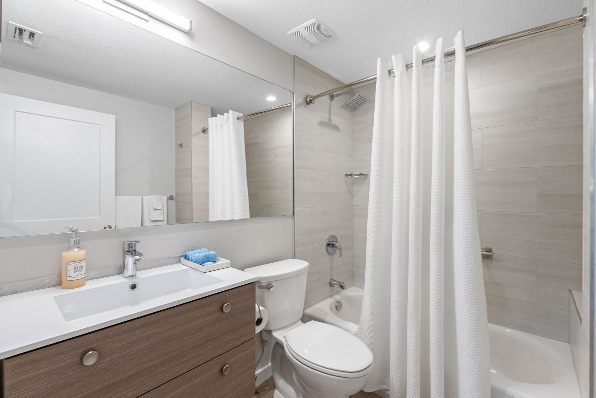 Sèche-cheveux, serviettes fournies