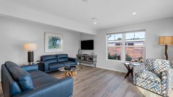 Een televisie en boeken