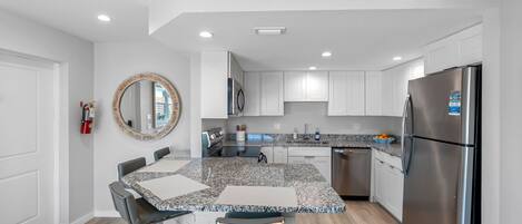 Geladeira, micro-ondas, fogão, cooktop