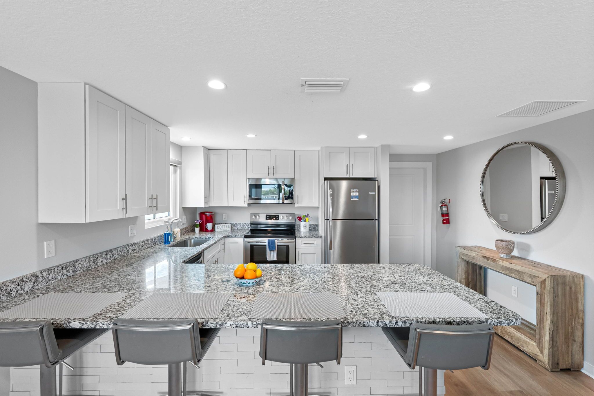 Geladeira, micro-ondas, fogão, cooktop