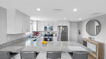 Geladeira, micro-ondas, fogão, cooktop