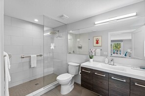 Sèche-cheveux, serviettes fournies