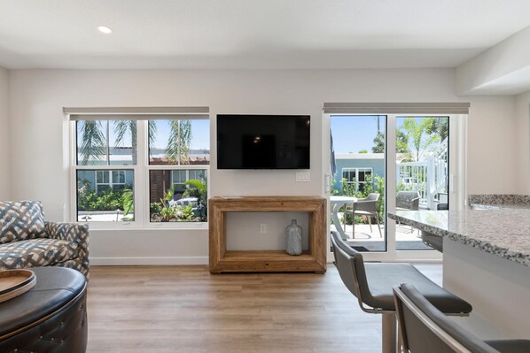 Una televisión, libros