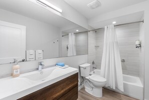 Een haardroger, handdoeken