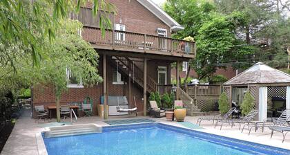 Bright, Parkside condo with pool