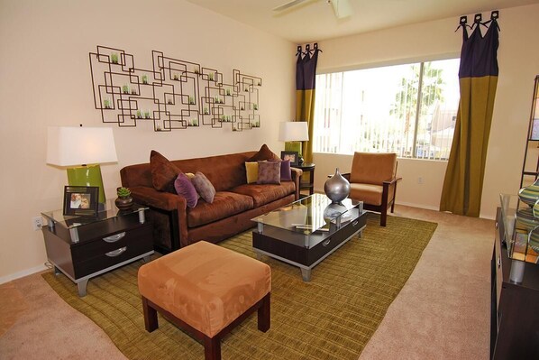 Living area - Great condo in N Phoenix - Villas at Union Hills (Phoenix)