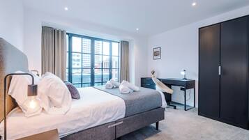 Deluxe Apartment, 2 Bedrooms | 1 bedroom, premium bedding, laptop workspace, soundproofing