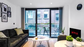 Apartemen Premium, 1 Tempat Tidur Double, balkon (106- Balcony) | Area keluarga | Smart TV 40-inci dengan saluran TV digital, TV, dan Netflix