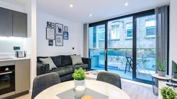 Apartemen Premium, 1 Tempat Tidur Double, balkon (106- Balcony) | Area keluarga | Smart TV 40-inci dengan saluran TV digital, TV, dan Netflix