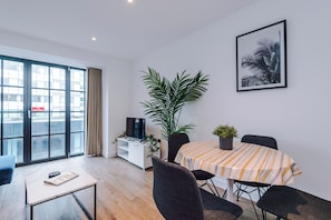 Apartamento luxo, 2 quartos | Área de estar | Smart TV 40 polegadas com canais digitais, TV, Netflix