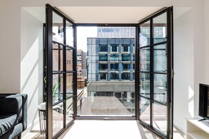 40-inch Smart TV with digital channels, TV, Netflix