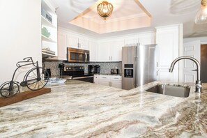 Fridge, microwave, oven, stovetop - Beachfront chic condo w/ beach service in the heart of Destin! 🌊🌅🐚 (Destin)