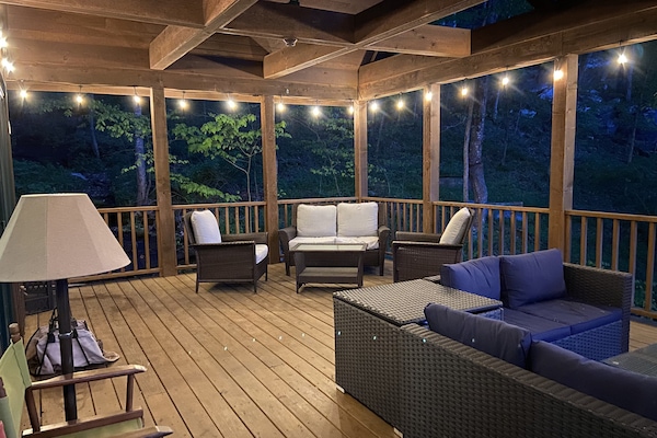 Smart-tv, een open haard, boeken en een filmbibliotheek