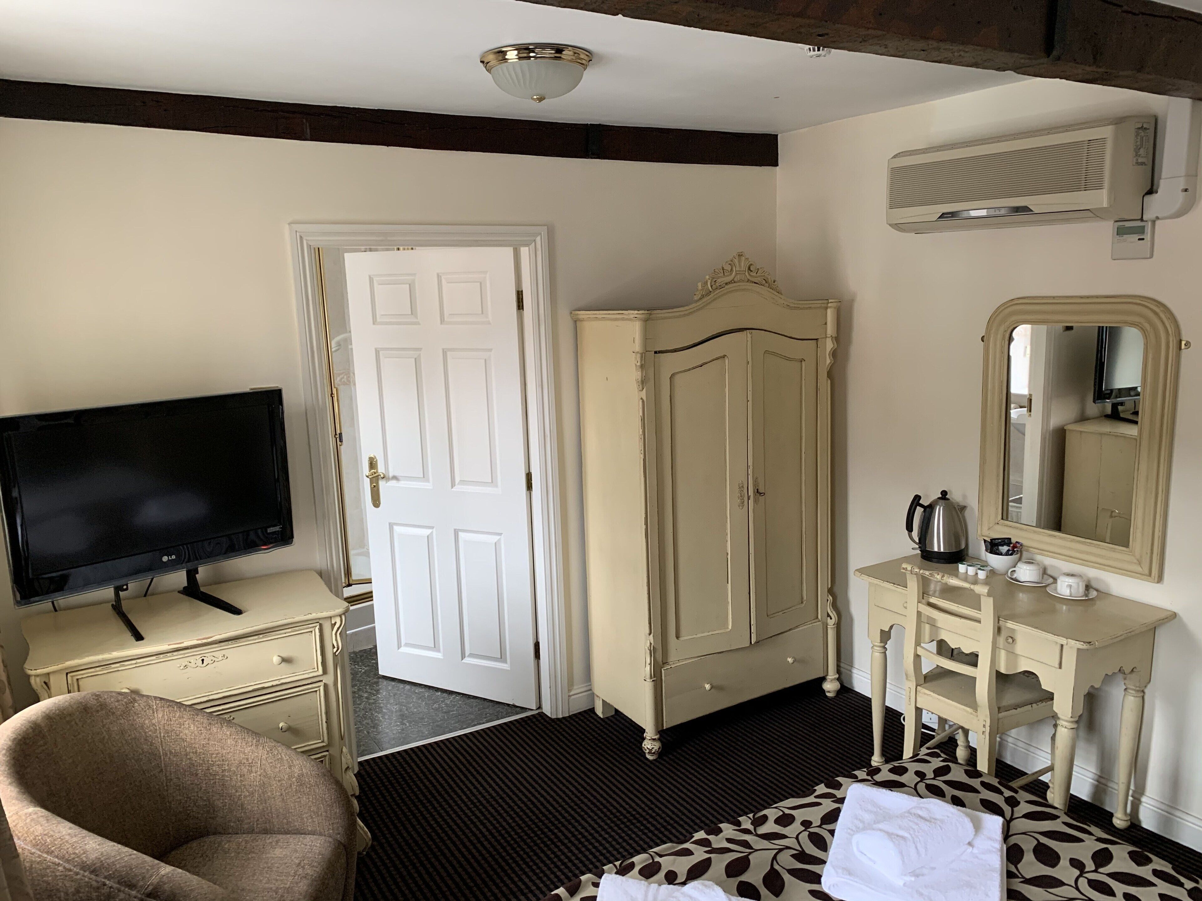 standard double room | iron/ironing board, bed sheets