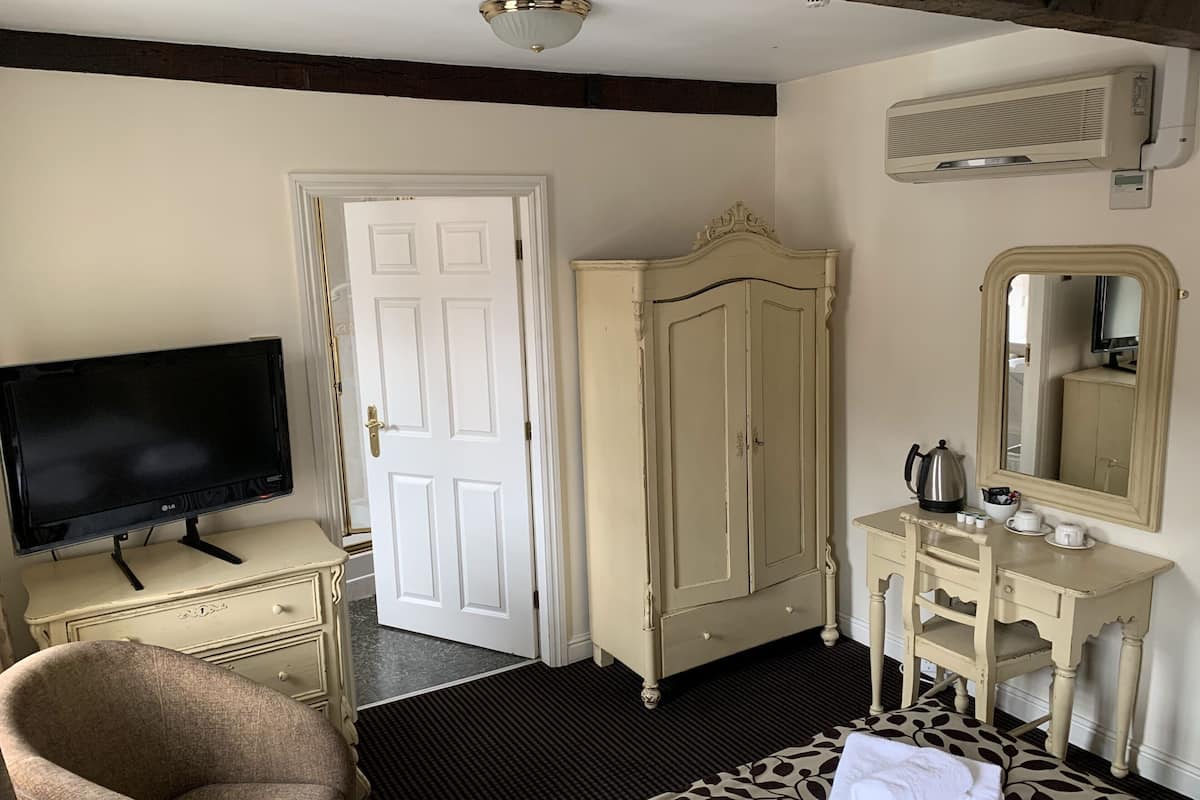 standard double room | iron/ironing board, bed sheets