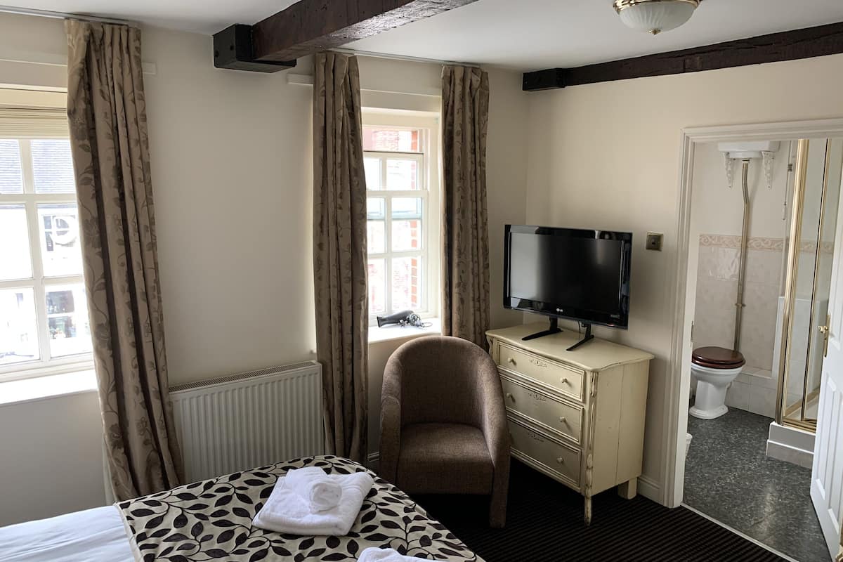 standard double room | iron/ironing board, bed sheets