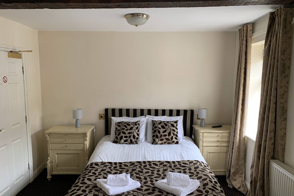 Standard Double Room | Iron/ironing board, bed sheets