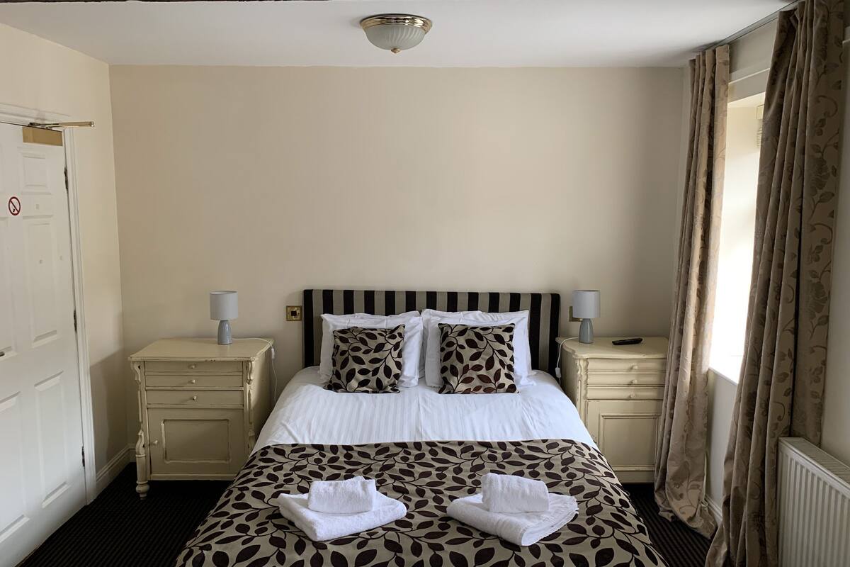 standard double room | iron/ironing board, bed sheets