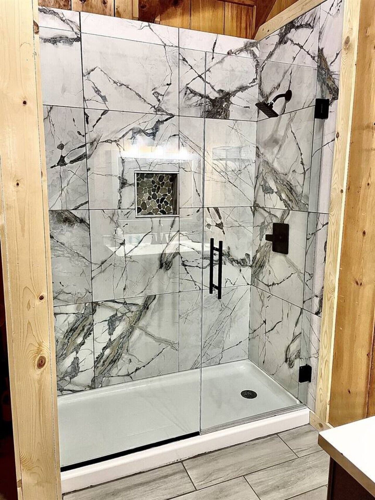 Een douche, een haardroger, handdoeken