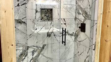 Een douche, een haardroger, handdoeken