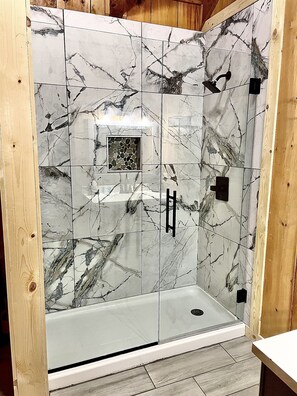 Een douche, een haardroger, handdoeken