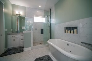 Ensemble baignoire-douche, séchoir à cheveux, serviettes fournies