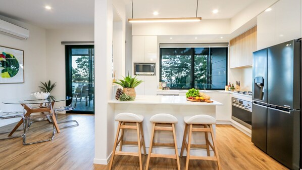 Kjøleskap, mikrobølgeovn, ovn og kokeplater