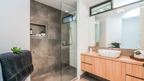 Shower - JACKS PLACE B - 1770 waterfront (Seventeen Seventy)