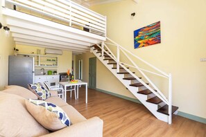 Eenpersoonskamer, 1 kingsize bed met slaapbank, uitzicht op zee | Beddengoed