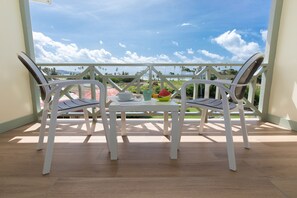 Habitación superior, vistas al mar | Vistas del balcón