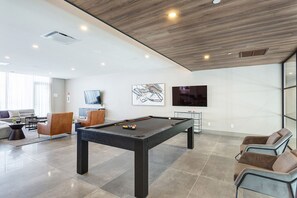 Game room - Urban 2BR Escape In-suite Laundry and Terrace (Laval)