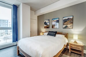 2 habitaciones, escritorio y tabla de planchar con plancha 