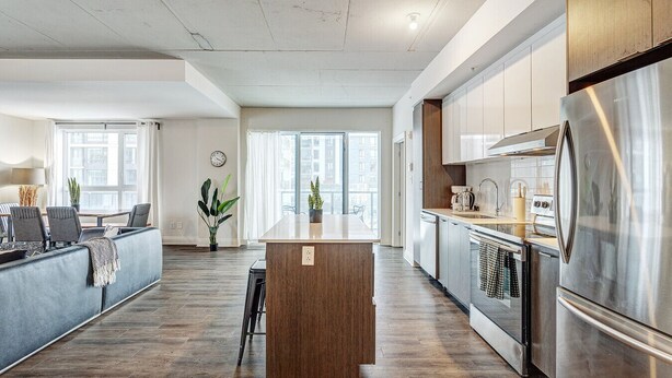 Coffee/tea maker, fridge, microwave, oven - Urban 2BR Escape In-suite Laundry and Terrace (Laval)