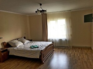 2 Schlafzimmer, Schreibtisch, schallisolierte Zimmer