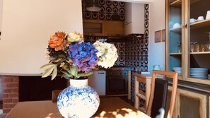 Fridge, oven, stovetop, coffee/tea maker