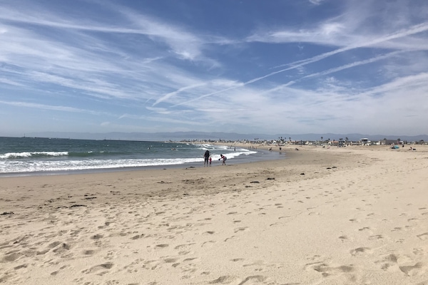 Vlak bij het strand, ligstoelen aan het strand, strandlakens