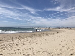 Ubicación cercana a la playa, tumbonas y toallas de playa
