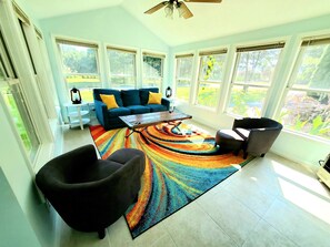 TV connectée, baby-foot, livres