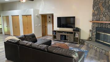 Smart TV, caminetto, tavolo da ping pong, impianto stereo