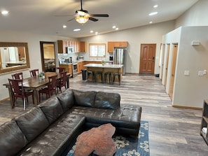 Smart TV, fireplace, ping pong, stereo