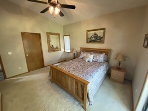 4 bedrooms, iron/ironing board, free WiFi, bed sheets